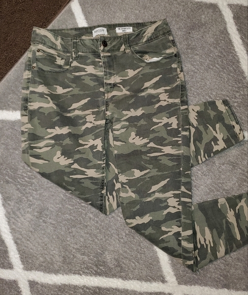 Kensie Jeans The Effortless Ankle in Camouflage - Picture 2 of 6